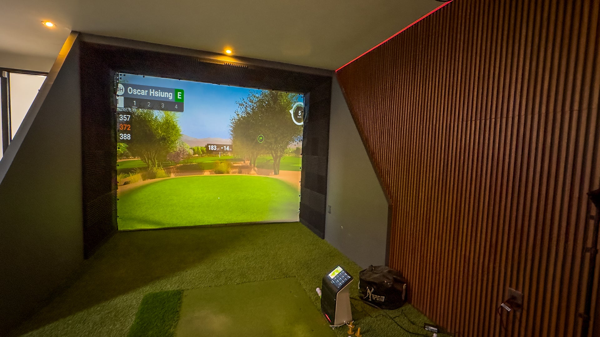 Simulador de golf Kumaz Golf Center Toluca instalaciones interiores Garmin R50